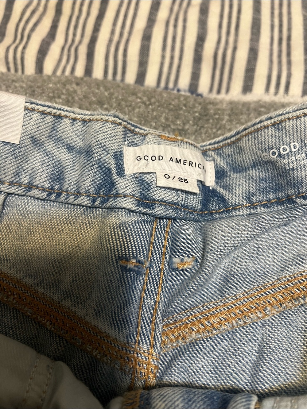 Good American Mid-Rise Relaxed Fit Jeans - Picture 5 of 10